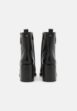 MICHAEL Michael Kors Regan- Korte Laarzen - Black -Farfetch Winkel 0096a778b6ed44f9a8c24245b2c3a835