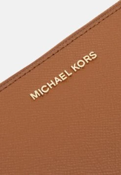 MICHAEL Michael Kors Jet Set Wallet- Portemonnee - Luggage -Farfetch Winkel 0259e75edb04463b9214baddeb6f2d3c