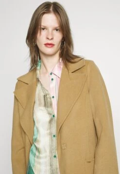 MICHAEL Michael Kors Belted Wrap Style Face Coat - Mantel - Camel -Farfetch Winkel 07766ffb67b646539553cc8a86e827fd