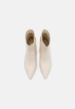 MICHAEL Michael Kors Kadence Kitten - Korte Laarzen - Light Cream -Farfetch Winkel 082d1c65e6f448f2825001f9c750fb93