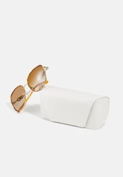 Michael Kors Empire Square- Zonnebril - Light Gold / Amber Tortoise -Farfetch Winkel 084427ceab66408fb8e244c5a106d823