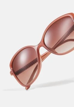 Michael Kors Malta- Zonnebril - Milky Primrose -Farfetch Winkel 0a2a1c9f8a6f475ba8d7e730a42527dc