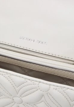 MICHAEL Michael Kors Soho Chain - Handtas - Cream -Farfetch Winkel 0f7fb62c9bce4af1a8ce54a8877b3c48