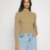 MICHAEL Michael Kors Mock Crop- Trui - Dark Camel 2 MICHAEL Michael Kors Mock Crop- Trui - Dark Camel -Farfetch Winkel 12b8977762fd4770a4858aa57bbbaf15