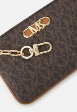 MICHAEL Michael Kors Parker Key Card Holder - Portemonnee - Brown/Acorn -Farfetch Winkel 13b7aa0d16804c4e86c342447070467b