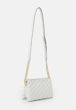 MICHAEL Michael Kors Jet Charm Xbody - Schoudertas - Optic White -Farfetch Winkel 178a4541b49f48408424e11a810fb21a