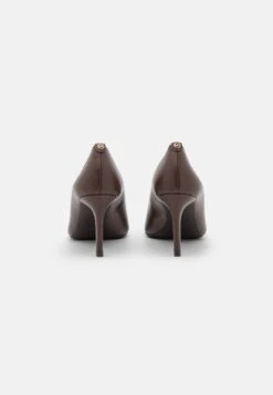 MICHAEL Michael Kors Alina Flex- Klassieke Pumps - Mocha 12 MICHAEL Michael Kors Alina Flex- Klassieke Pumps - Mocha -Farfetch Winkel 1c0062e19b624a1cabbabdf30e3a3053