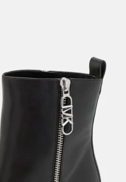 MICHAEL Michael Kors Regan- Korte Laarzen - Black -Farfetch Winkel 20cbeef23b764f2dba6be46a1babe161