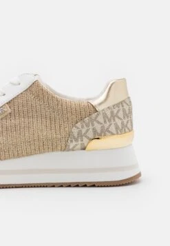 MICHAEL Michael Kors Monique - Sneakers Laag - Pale Gold -Farfetch Winkel 27f25aa237e54c59bc21949885555469