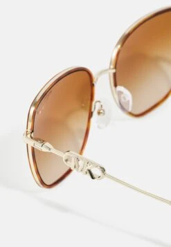 Michael Kors Empire Square- Zonnebril - Light Gold / Amber Tortoise -Farfetch Winkel 2b6df629e62745fb908cabf136241f6b