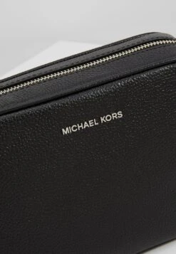 MICHAEL Michael Kors Jet Camera - Schoudertas - Black -Farfetch Winkel 2c59ac4303ab4aada4a4e5d3adef39c2