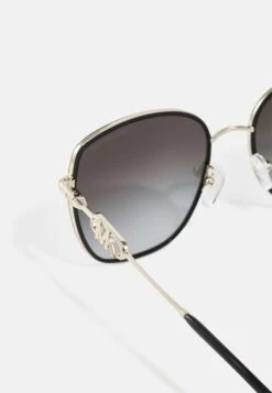 Michael Kors Empire Square- Zonnebril - Light Gold/Black -Farfetch Winkel 2caac06c35284a8a813ac44c2d8840f5