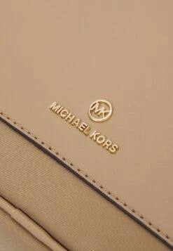 MICHAEL Michael Kors Jet Set Charm Xbody - Schoudertas - Camel/Multi -Farfetch Winkel 2dace124190845498b48685637020047
