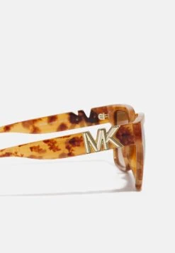 Michael Kors Karlie - Zonnebril - Marigold -Farfetch Winkel 2f163a624b9c48bc8ed4d90d95f893c1