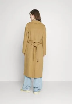 MICHAEL Michael Kors Belted Wrap Style Face Coat - Mantel - Camel -Farfetch Winkel 308775f3db96449d9851186375479143
