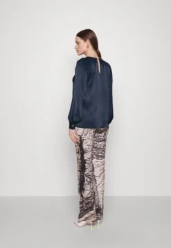 MICHAEL Michael Kors Chain Cut Out Top - Blouse - Midnightblue -Farfetch Winkel 3155022be32f4553a5ec2292c7e1080c