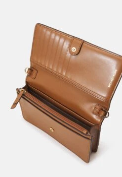 MICHAEL Michael Kors Jet Set Charm Phone Crossbody - Schoudertas - Vanilla/Acrn -Farfetch Winkel 341b3acdee3444019a2b96042272e531