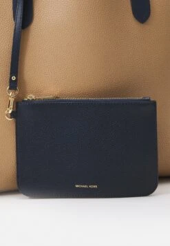 MICHAEL Michael Kors Eliza Xl Reversible Tote Set - Shopper - Navy -Farfetch Winkel 37b4664bdfa74bf9942239a07fd0a842