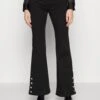 MICHAEL Michael Kors Selma Shank - Flared Jeans - Black -Farfetch Winkel 3936c3342e4d44cca1d12aa62e3b7dfb