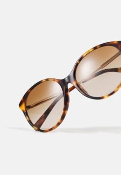 Michael Kors Cruz Bay - Zonnebril - Amber Tortoise -Farfetch Winkel 3a2be2be3b804e3cb06f555f3b82e88d