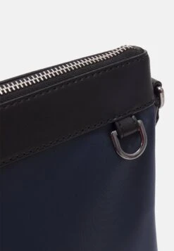 Michael Kors Xbody Unisex - Schoudertas - Navy 10 Michael Kors Xbody Unisex - Schoudertas - Navy -Farfetch Winkel 3a470da674a44482a71161d78ae134f7