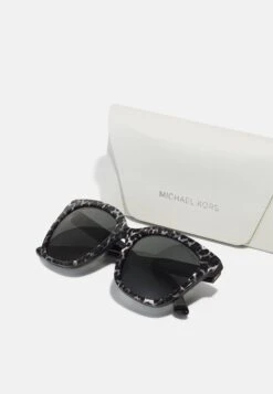 Michael Kors San Marino - Zonnebril - Grey/Black -Farfetch Winkel 3ce2768d781442d89c7e7fcf5ece9daa