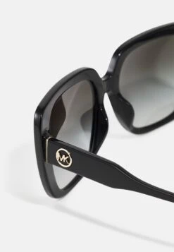 Michael Kors Mallorca - Zonnebril - Black -Farfetch Winkel 3d2efb90695e4eb887baf0a177f0f32c