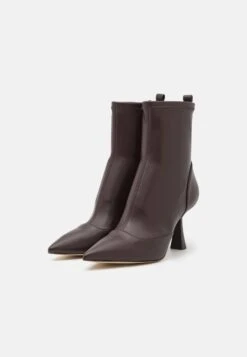 MICHAEL Michael Kors Clara- Korte Laarzen - Chocolate -Farfetch Winkel 3dad92c16d2f4209a1527034509d73ff