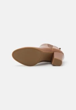 MICHAEL Michael Kors Evaline Heeled - Enkellaarsjes Met Hoge Hak - Luggage 14 MICHAEL Michael Kors Evaline Heeled - Enkellaarsjes Met Hoge Hak - Luggage -Farfetch Winkel 3de69703a2c64f6ea4e47ca47fdec2ce