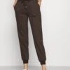MICHAEL Michael Kors Sport Jogger - Trainingsbroek - Chocolate 2 MICHAEL Michael Kors Sport Jogger - Trainingsbroek - Chocolate -Farfetch Winkel 3e10688db486482b9dd9e97a9ac32acc