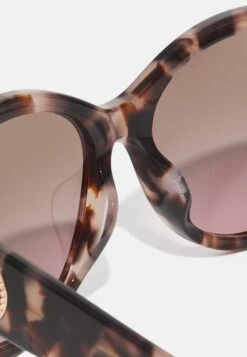 Michael Kors Charleston - Zonnebril - Royal Pink Tortoise -Farfetch Winkel 3e370ab38cbd47da99178df1b676cfd5