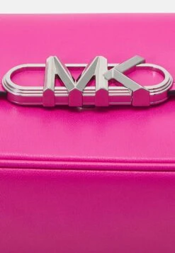 MICHAEL Michael Kors Parker Pouchette- Handtas - Cerise 13 MICHAEL Michael Kors Parker Pouchette- Handtas - Cerise -Farfetch Winkel 4150a676462849d5b7a8d5ee0db76f93