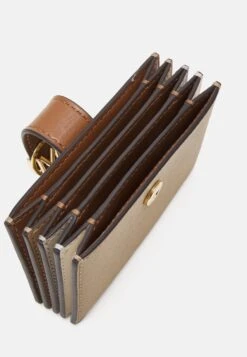 MICHAEL Michael Kors Greenwich Xs Accordian Card Case - Portemonnee - Camel Multi -Farfetch Winkel 451bb8defb834a1da07eec623c6abf29
