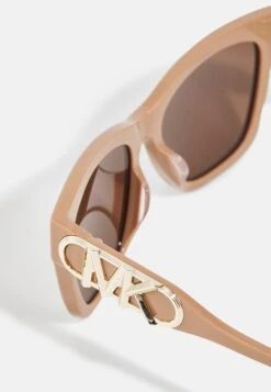 Michael Kors Empire Square - Zonnebril - Camel Solid -Farfetch Winkel 4532a7bbceaf4891b03d58af5bf8285b