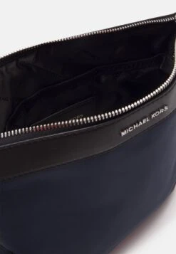 Michael Kors Xbody Unisex - Schoudertas - Navy 9 Michael Kors Xbody Unisex - Schoudertas - Navy -Farfetch Winkel 465b3a78ad2247fc81bfb4154fec33f1