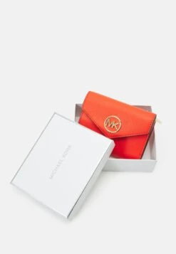 MICHAEL Michael Kors Greenwich Trifold - Portemonnee - Optic Orange -Farfetch Winkel 49473c34c3a748b6844193218fc5f172