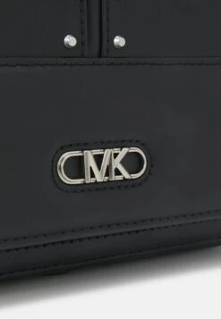 Michael Kors Flap Unisex - Schoudertas - Black -Farfetch Winkel 4a2993379c5548ba852c4177e59ca97e