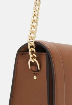 MICHAEL Michael Kors Jet Xbody - Schoudertas - Luggage -Farfetch Winkel 4be3da40ba954655b1e0478fda0540ed