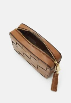 MICHAEL Michael Kors Jet Set Camera Bag - Schoudertas - Luggage -Farfetch Winkel 4ce1ee82468c48029581cbe20ecfb960