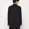 MICHAEL Michael Kors Logo - Overhemdblouse - Black -Farfetch Winkel 4d2f79a5189044f4b79bd6fe50ace789