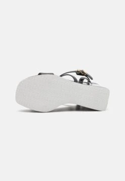 MICHAEL Michael Kors Paola Wedge - Sandalen Met Plateauzool - Black -Farfetch Winkel 4d38a23b3ee847f5803af4e97c86719c