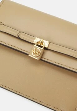 MICHAEL Michael Kors Hamilton Legacy Flap Card Case - Portemonnee - Camel -Farfetch Winkel 4d8caa875d1e42e0a035540c7b003bf4