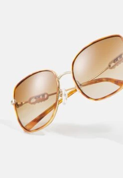 Michael Kors Empire Square- Zonnebril - Light Gold / Amber Tortoise -Farfetch Winkel 4f302ed3e3d2425cbe5157157a7d7381