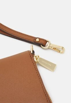 MICHAEL Michael Kors Jet Set Wallet- Portemonnee - Luggage -Farfetch Winkel 4f99df12c5ae4cfaa5f1c404b9b36a9e