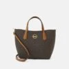MICHAEL Michael Kors Allison Tote - Handtas - Brown/Acorn -Farfetch Winkel 55bd08804c904b99ae9dc3c4318ccdc6