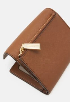MICHAEL Michael Kors Greenwich Trifold - Portemonnee - Luggage -Farfetch Winkel 5635b27d33804d6a9516f549f9a686a9