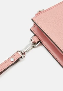 MICHAEL Michael Kors Jet Wristlet - Portemonnee - Pink -Farfetch Winkel 58a3f16fe4444001a210e15ba1ba7a51