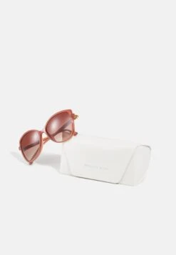 Michael Kors Malta- Zonnebril - Milky Primrose -Farfetch Winkel 597b97082d1b44ada415cdcf712e693e