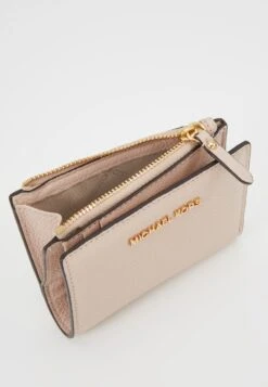 MICHAEL Michael Kors Jet Set Snap Billfold Small - Portemonnee - Soft Pink -Farfetch Winkel 5ac30794ad9b4cafbc466c920a5c97a4