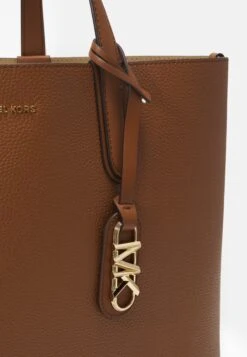 MICHAEL Michael Kors Eliza Xl Reversible Tote Set - Shopper - Luggage -Farfetch Winkel 5cc3739dd4934f24a5783d985a9d0615